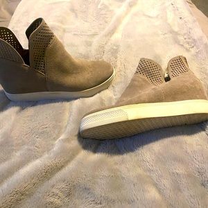 BARELY WORN • HIGHTOP CASUAL SNEAKERS